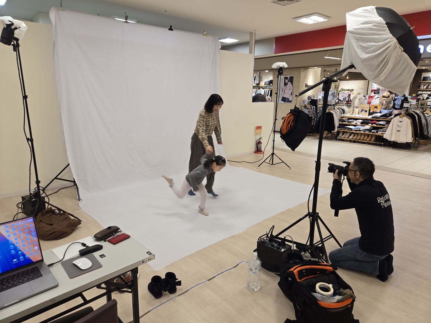 イオンの一角に白い背景紙とライトを立てた特設写真館