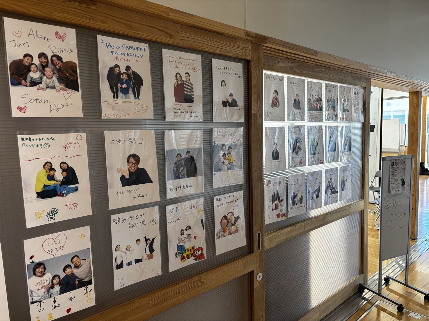 撮影した写真にメッセージを書き添えて会場に掲示したパネル